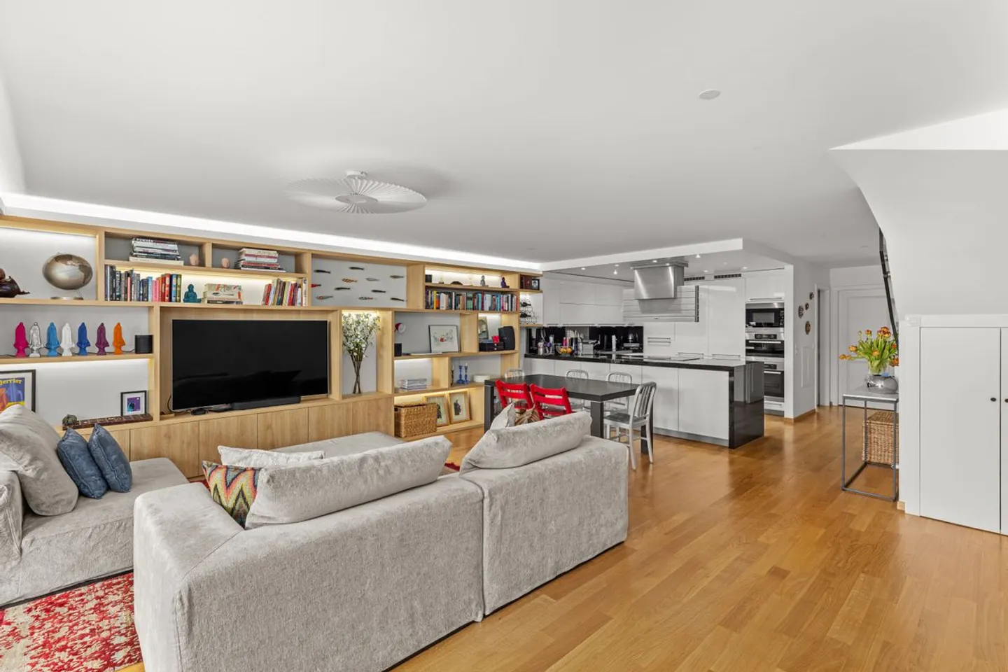 Space and brightness for this 5.5-room duplex with a view and private garden at the gates of Rolle - Photo 2 of 13