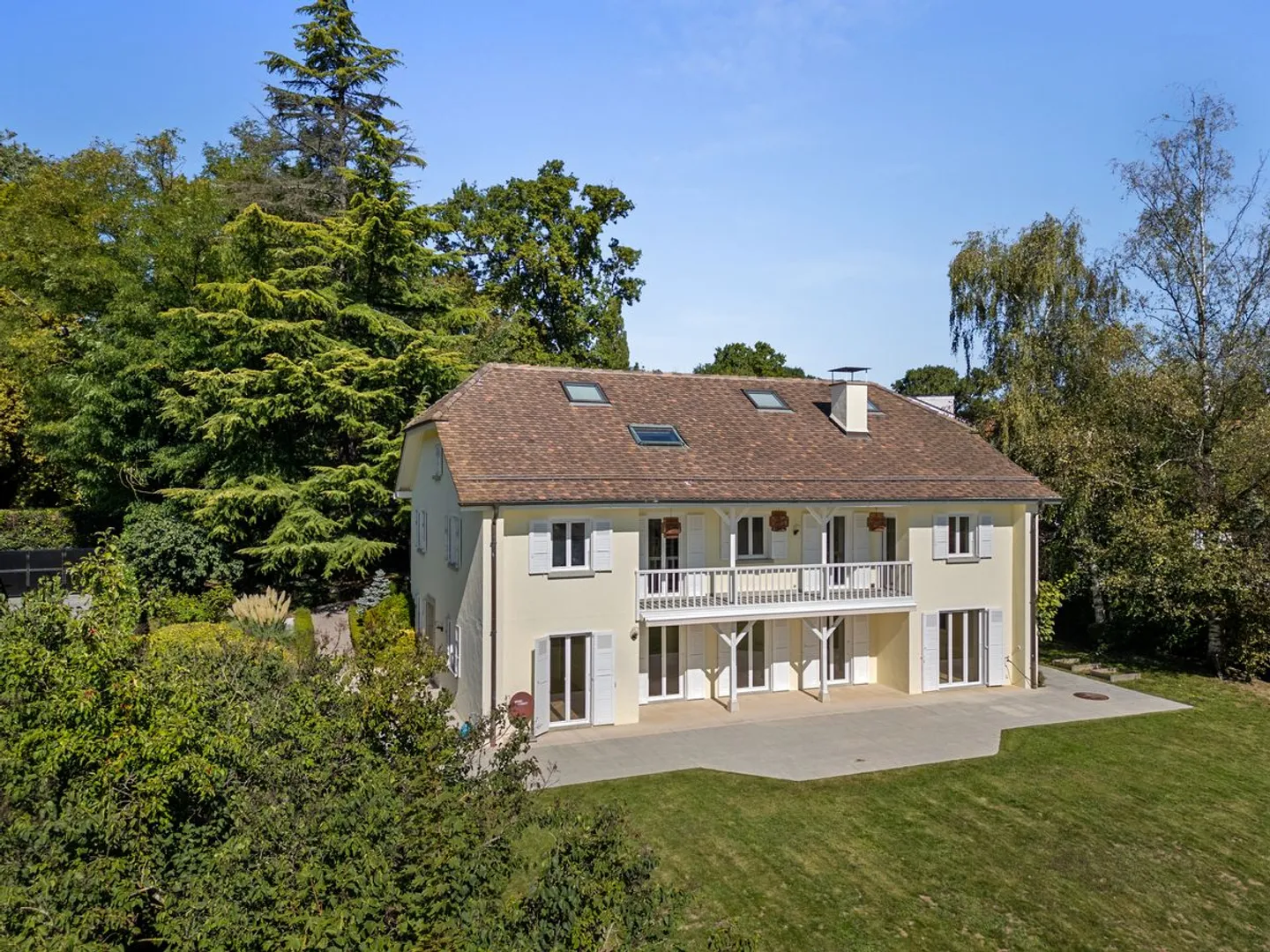 Espace et élégance pour cette propriété de 12 pièces aux portes de Genève   - Photo 2 sur 5