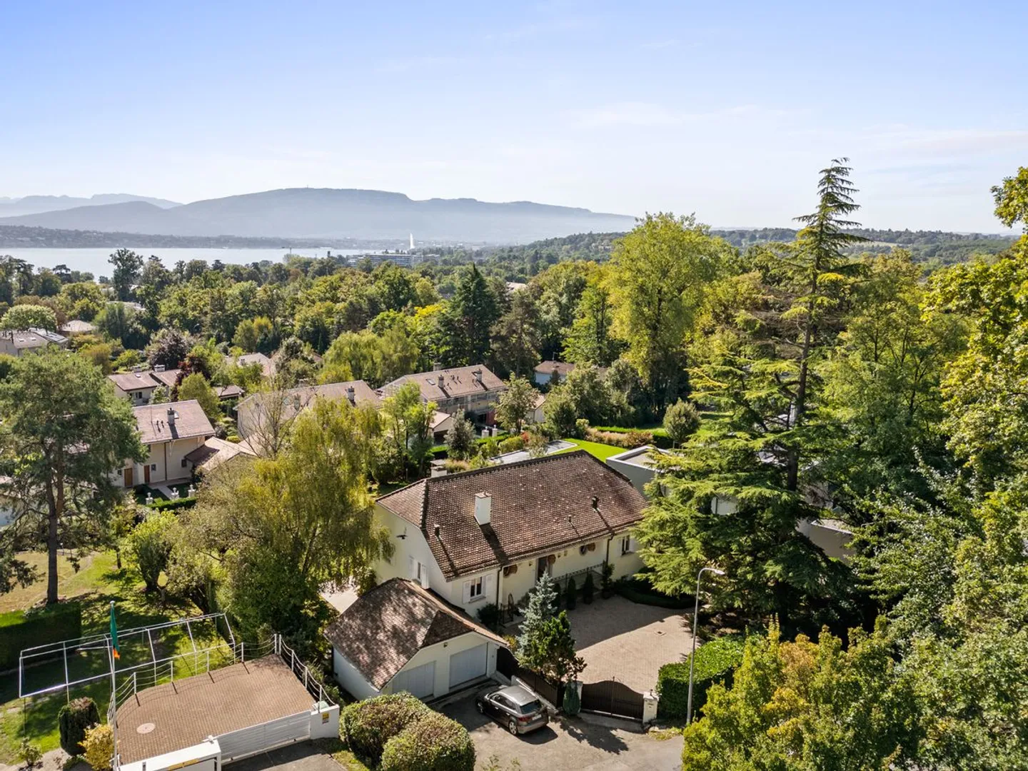 Espace et élégance pour cette propriété de 12 pièces aux portes de Genève   - Photo 1 sur 5