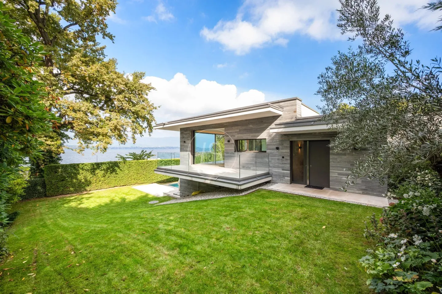Villa contemporaine d'exception, vue et accès privé au lac,rive gauche - Photo 2 sur 13