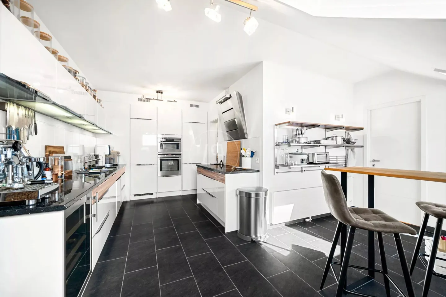 Duplex penthouse in the heart of Champel - Photo 7 of 13