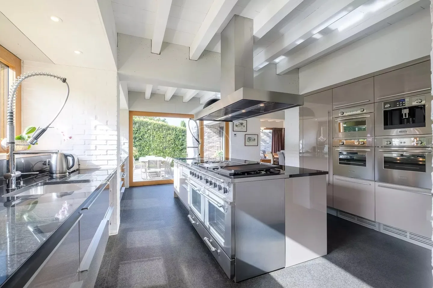Unique architect-designed villa - Photo 9 of 13