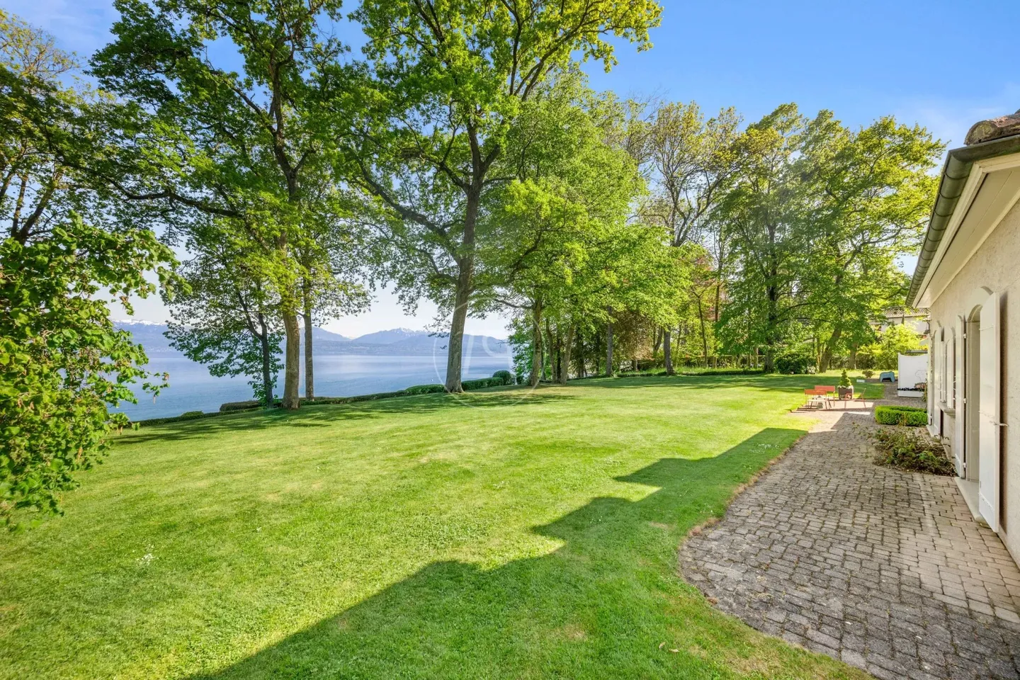 Villa with lake access in St-Prex - Photo 2 of 13