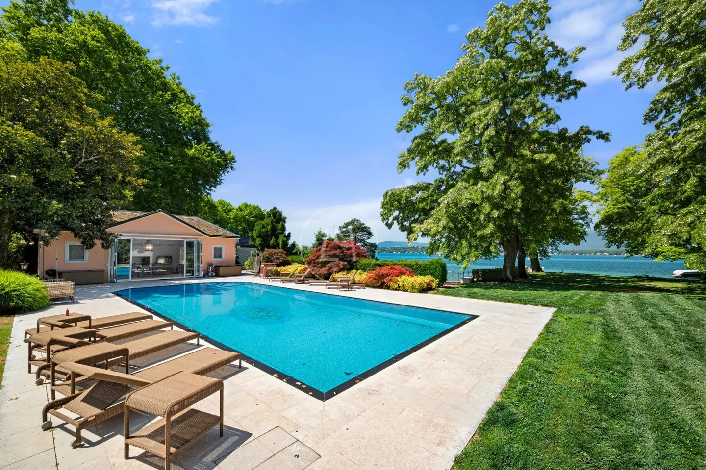 Prestigeträchtige Wassergrundstück mit Schwimmbad und privatem Hafen - Foto 1 von 2