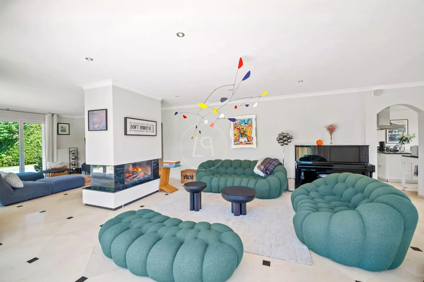 Family home with pool and lake view - Photo 4 of 13