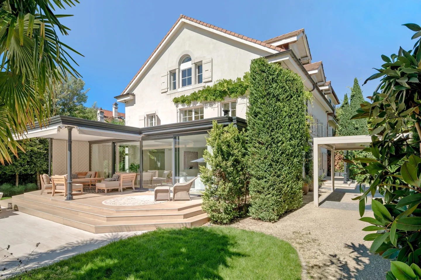 Elegante residenza di carattere in un ambiente verde – Bellevue, Riva Destra - Foto 1 di 13