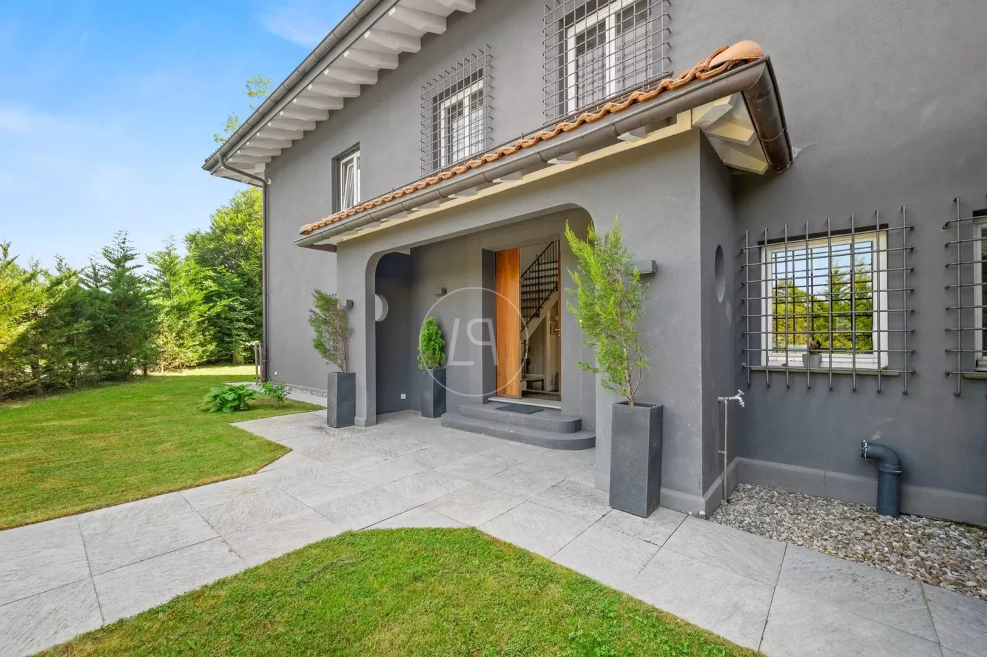 Elegant villa with lake views in Epalinges - Photo 3 of 13