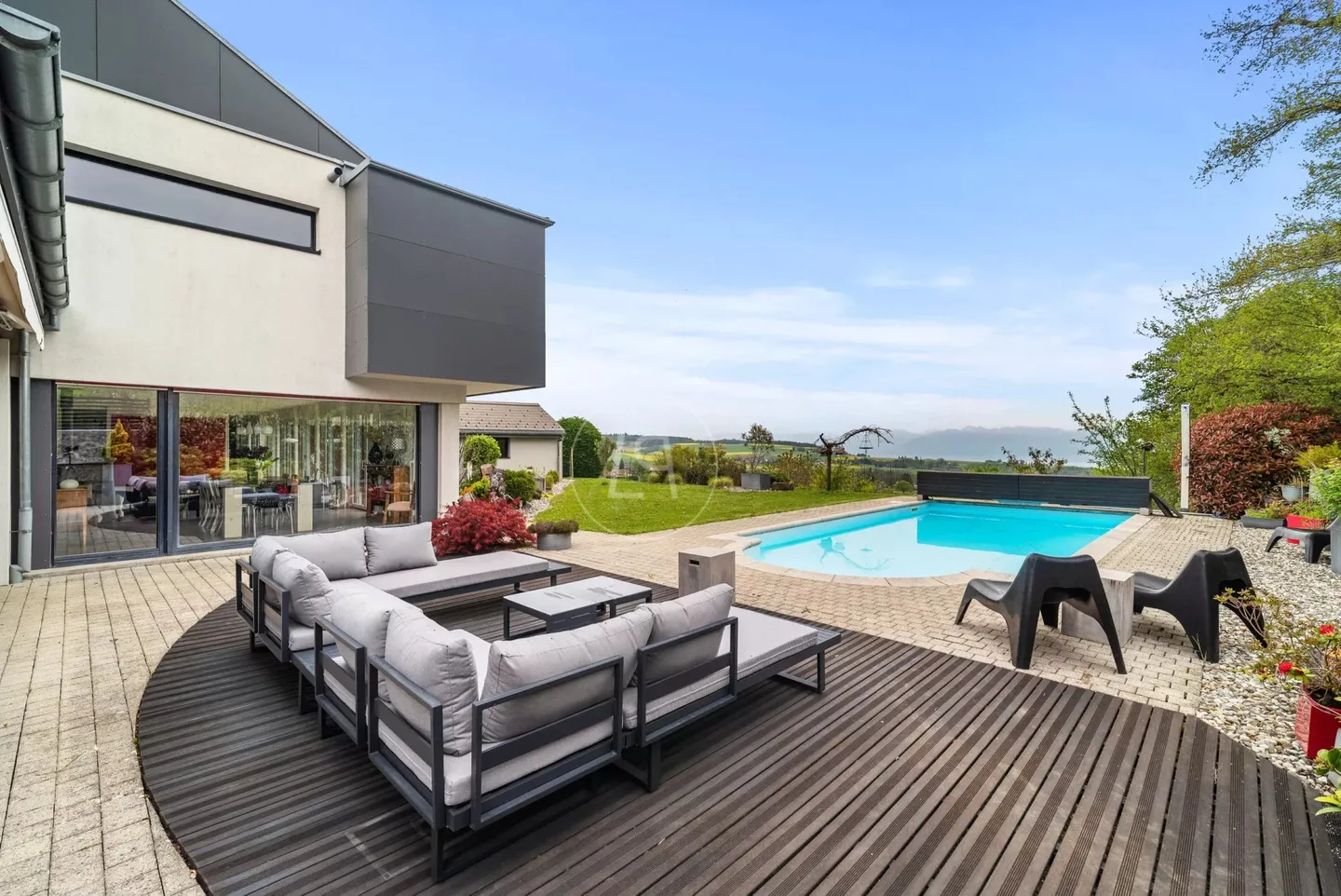 Family villa with pool and views in Gland - Photo 4 of 13