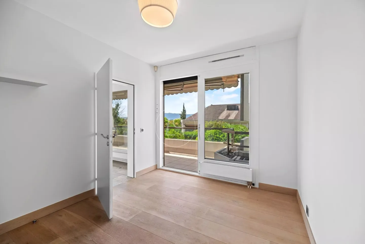 Duplex apartment in Champel with pool - Photo 9 of 13