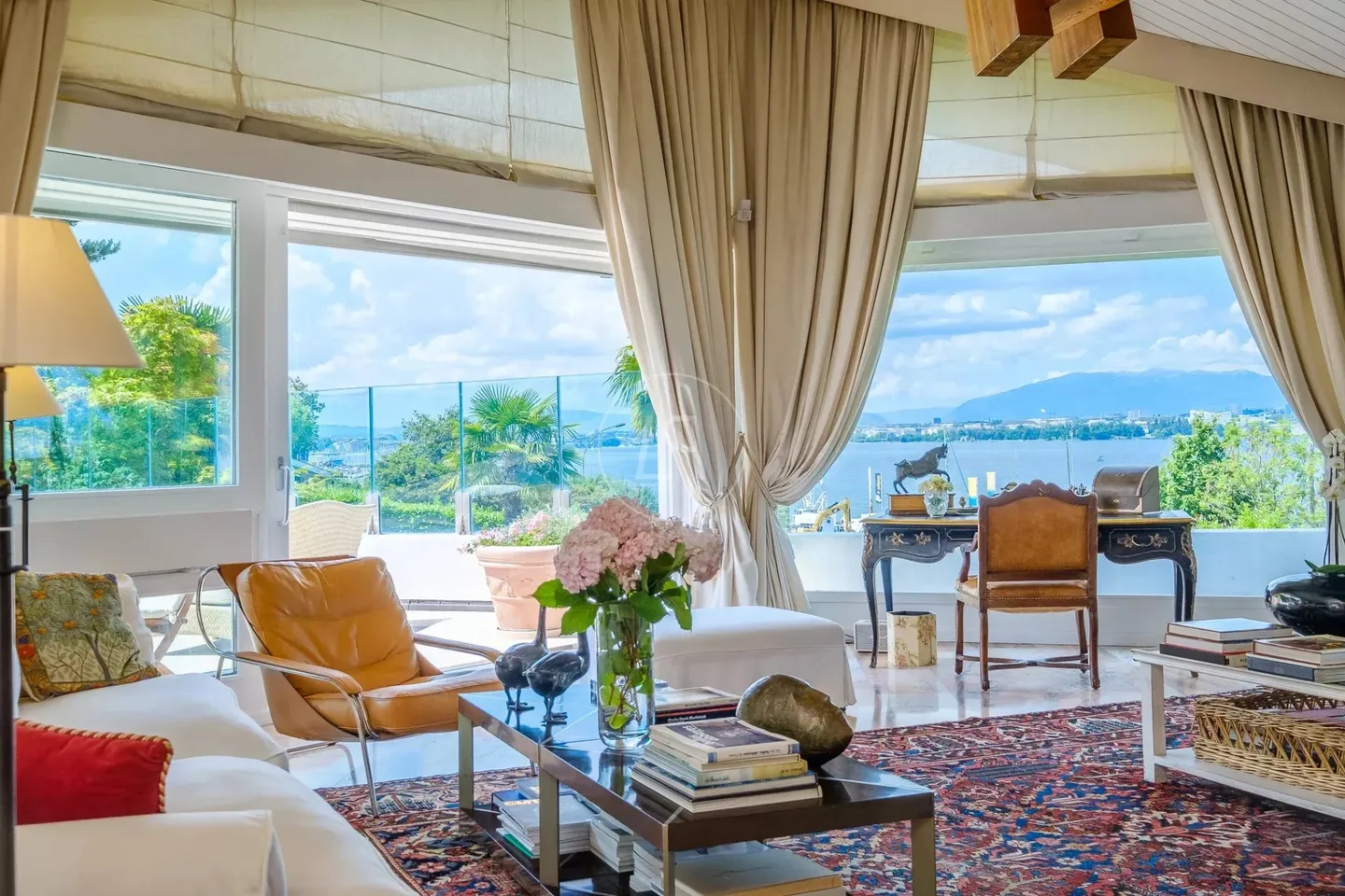 Lakefront Villa with Panoramic Views - Photo 10 of 13
