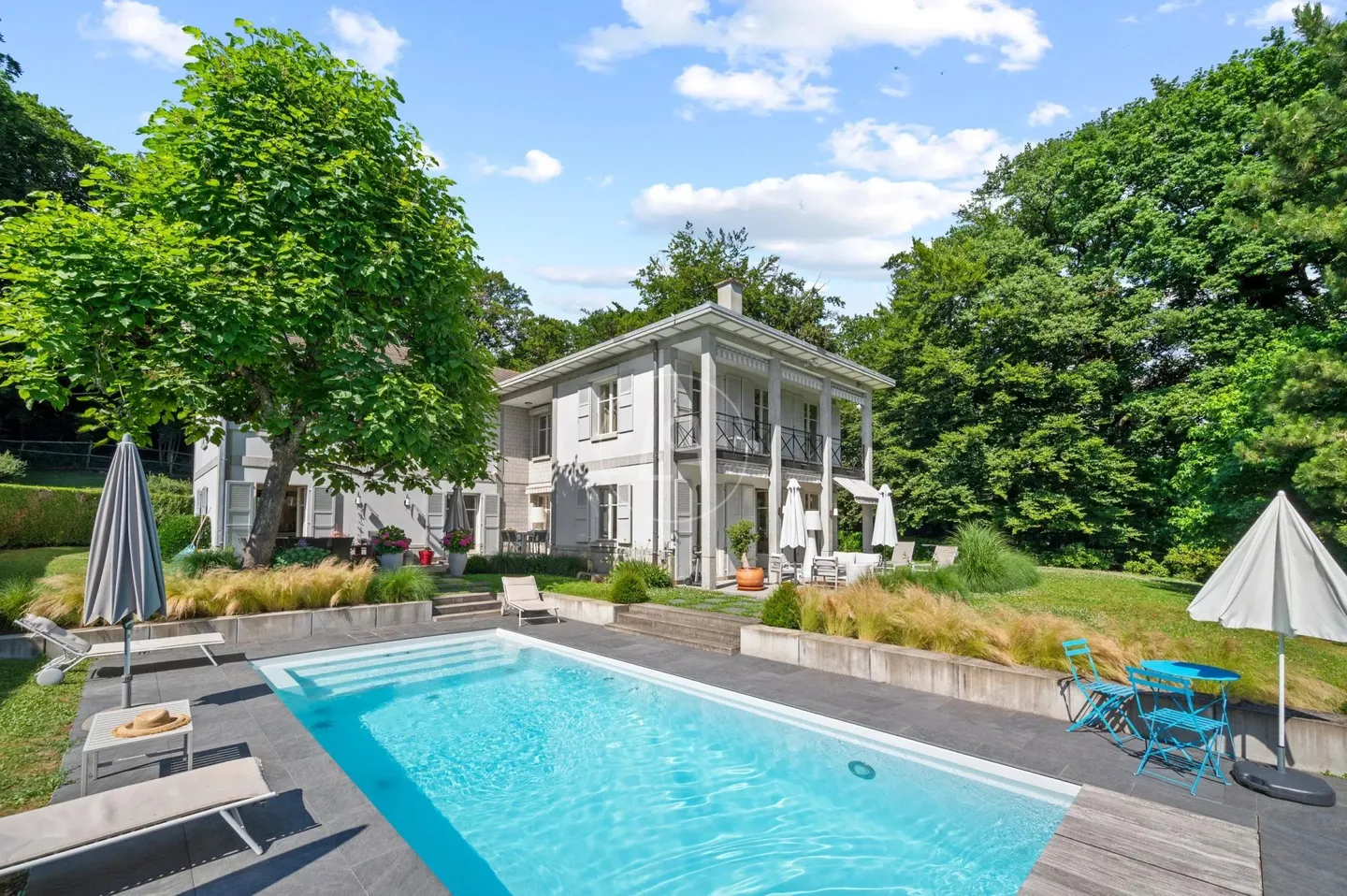 Propriété élégante avec piscine dans un cadre verdoyant à Lausanne - Photo 3 sur 13