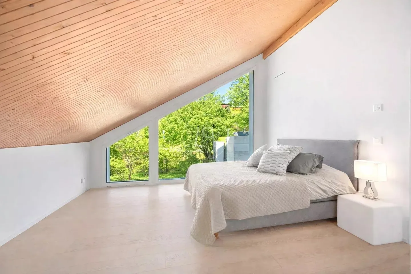 Architect-Designed Villa with Lake View - Photo 13 of 13