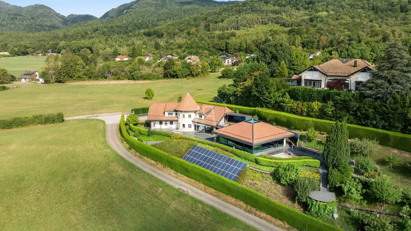 Superbe propriété avec vue sur le lac et piscine intérieure à Givrins - Photo 1 sur 13