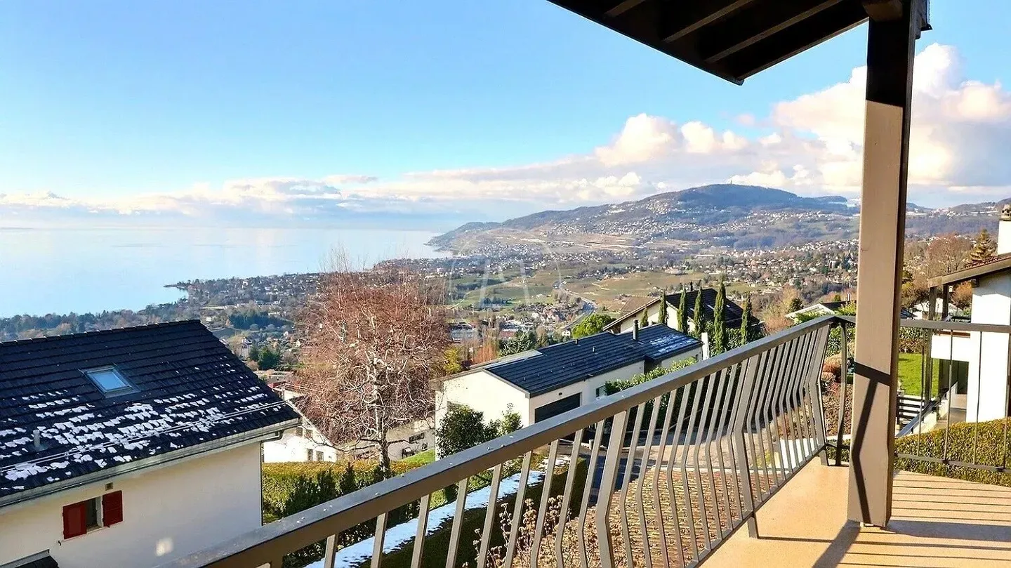 Belle propriété rénovée avec vue panoramique à Chernex - Photo 1 sur 13