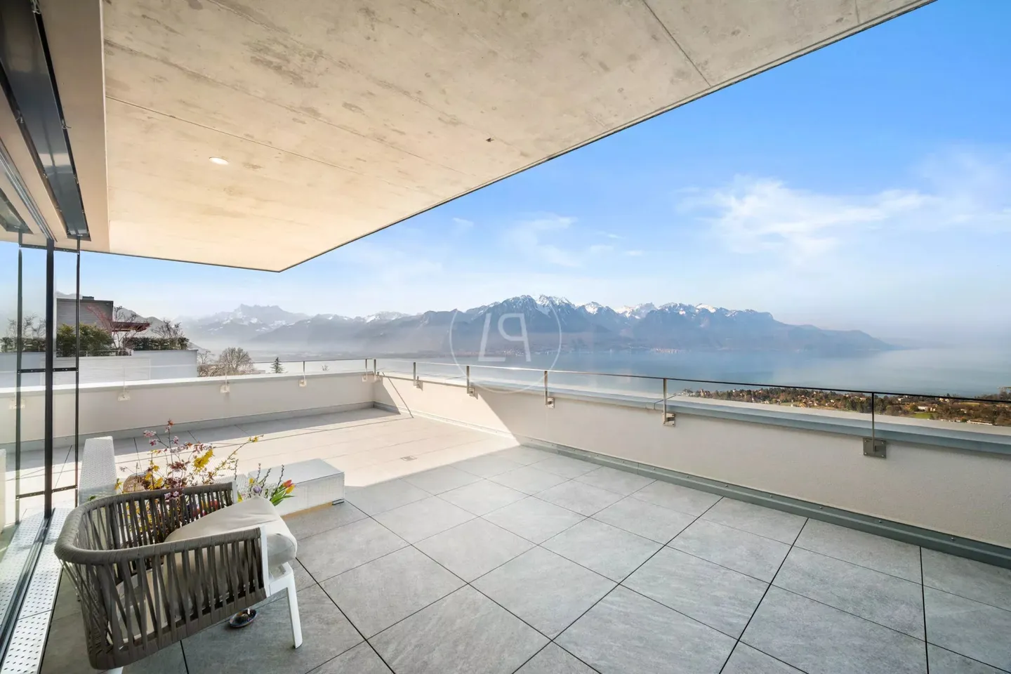 Stunning modern attic with panoramic view near Montreux - Photo 2 of 13