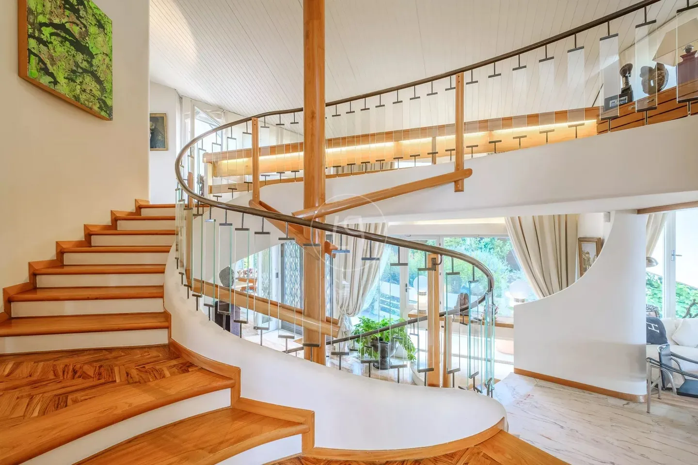Lakefront Villa with Panoramic Views - Photo 8 of 13