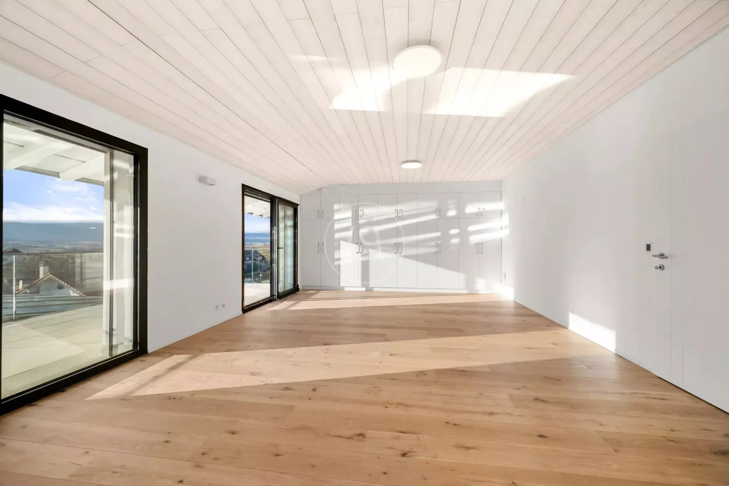 Villa für Autosammler mit SPA und Innenpool - Foto 8 von 13