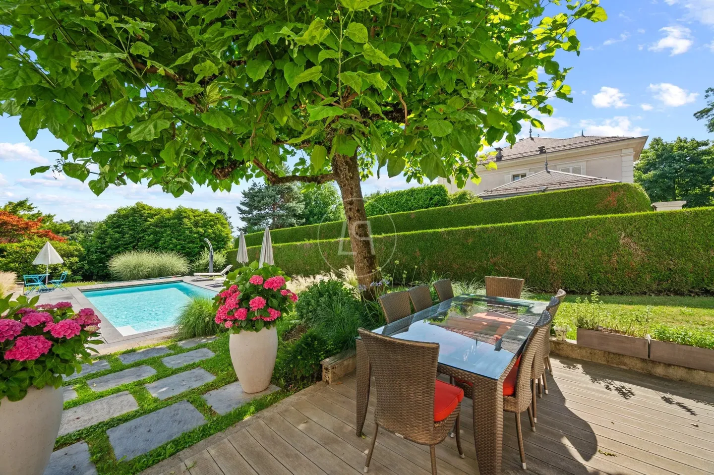 Propriété élégante avec piscine dans un cadre verdoyant à Lausanne - Photo 2 sur 13