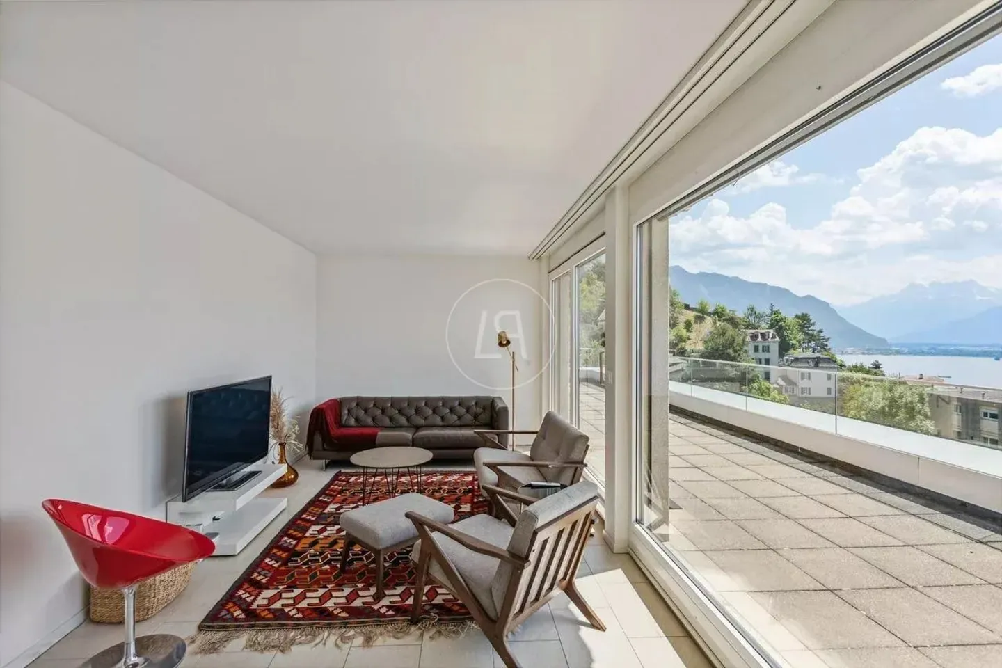 Penthouse with Stunning Lake View - Photo 6 of 13