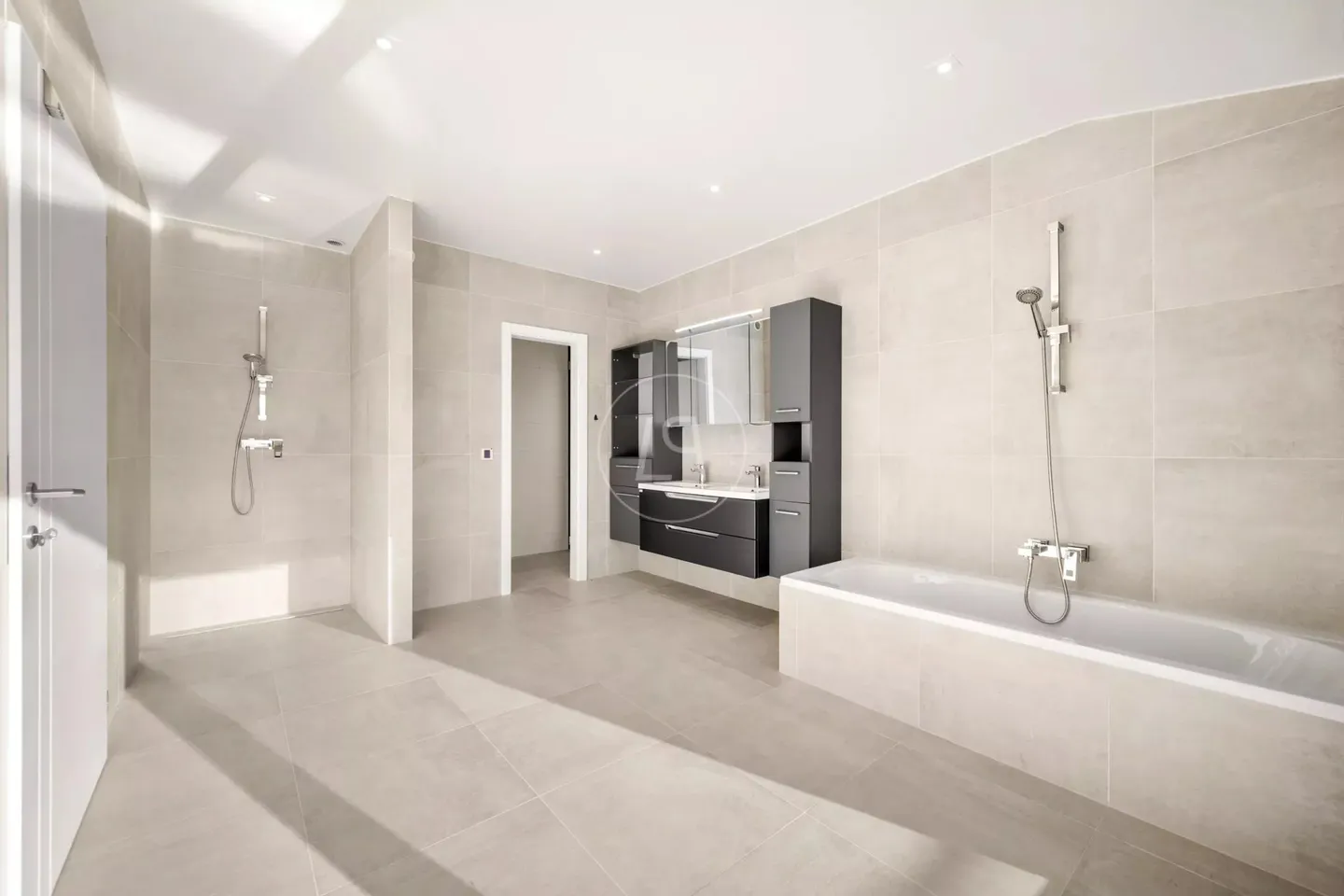 Villa für Autosammler mit SPA und Innenpool - Foto 12 von 13