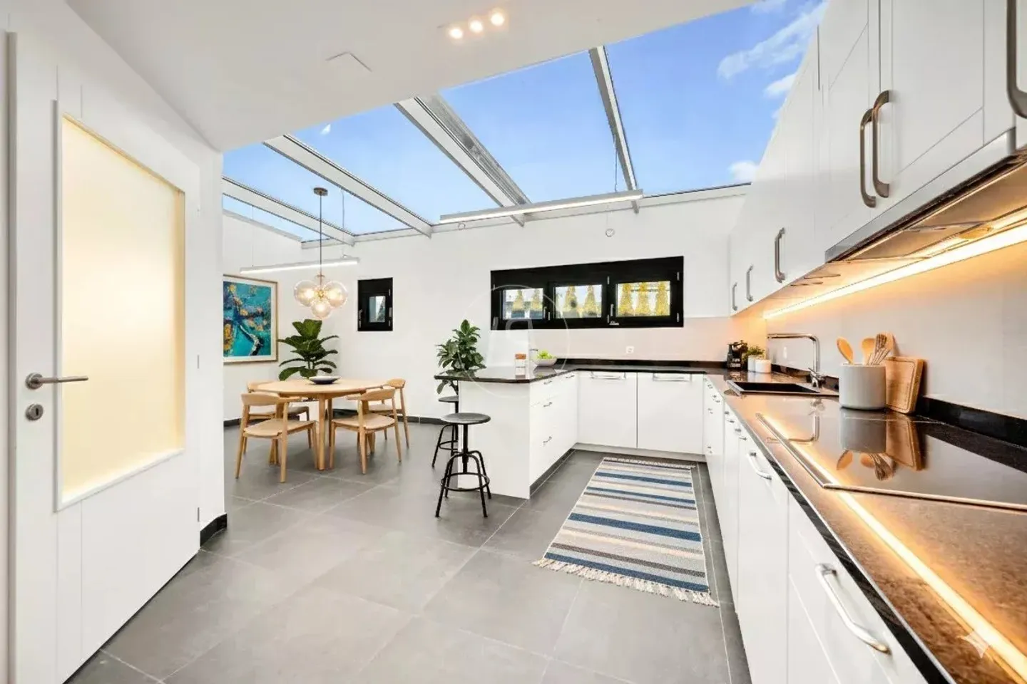 Villa für Autosammler mit SPA und Innenpool - Foto 5 von 13