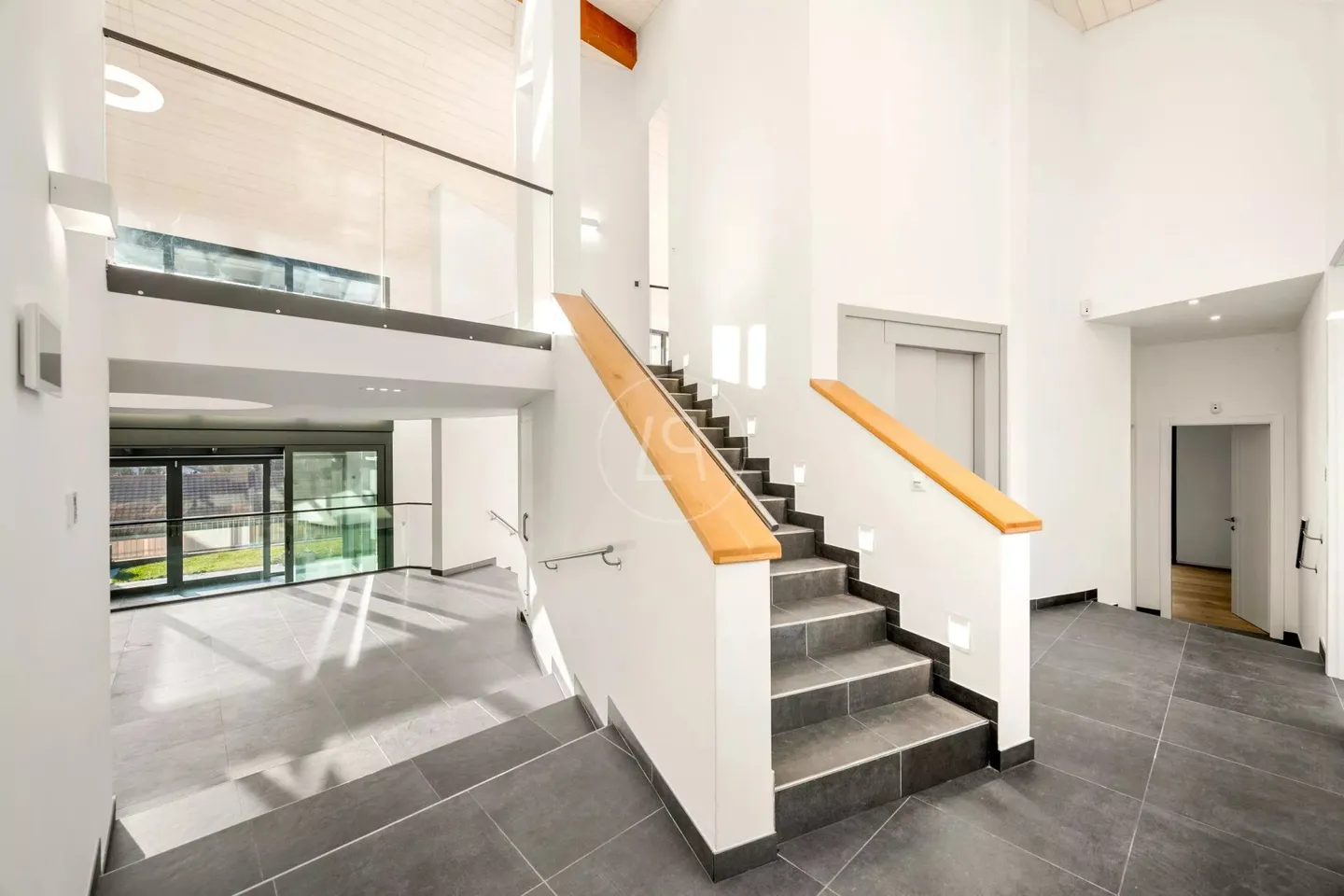Contemporary Villa with Lake View - Photo 7 of 13