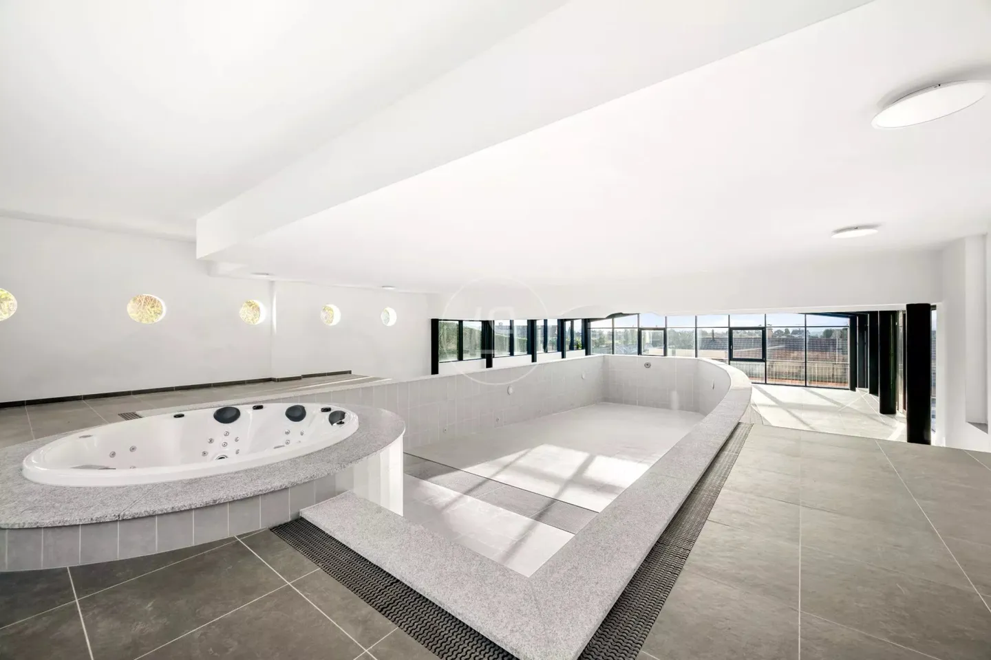 Contemporary Villa with Lake View - Photo 3 of 13