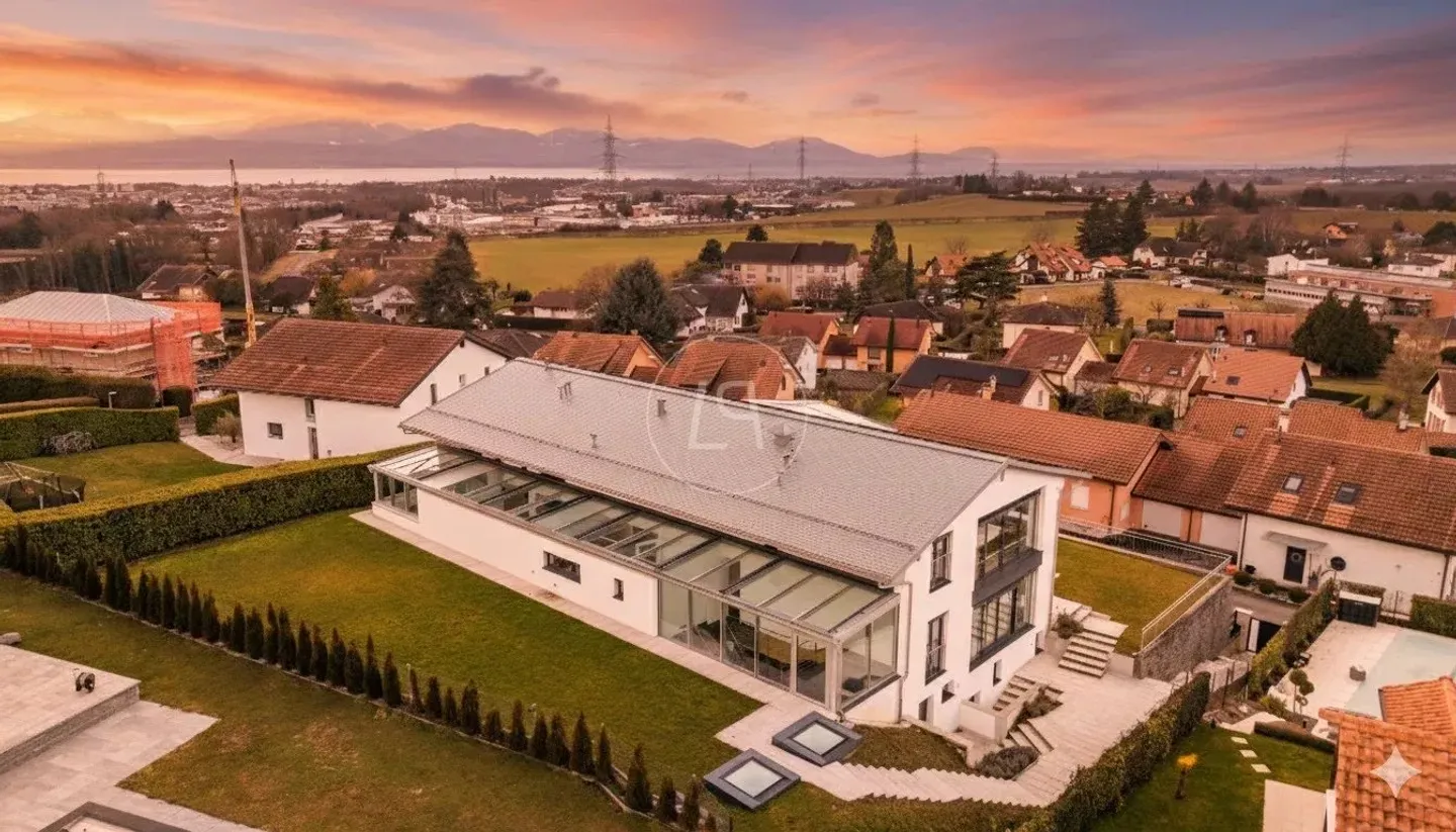 Villa für Autosammler mit SPA und Innenpool - Foto 2 von 13
