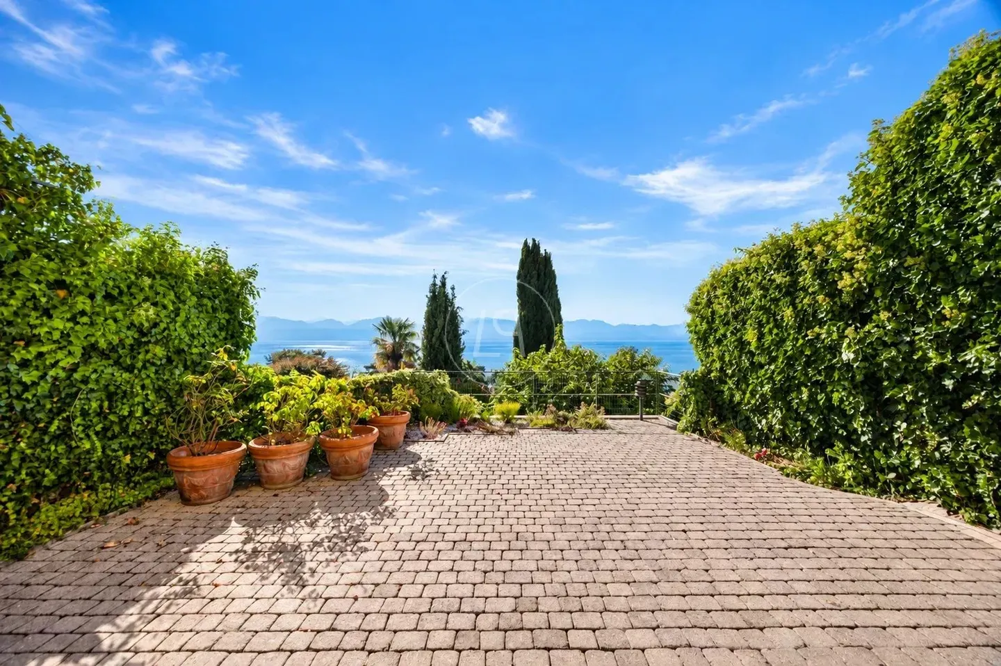 A gem with panoramic views of Lake Geneva - Photo 2 of 3