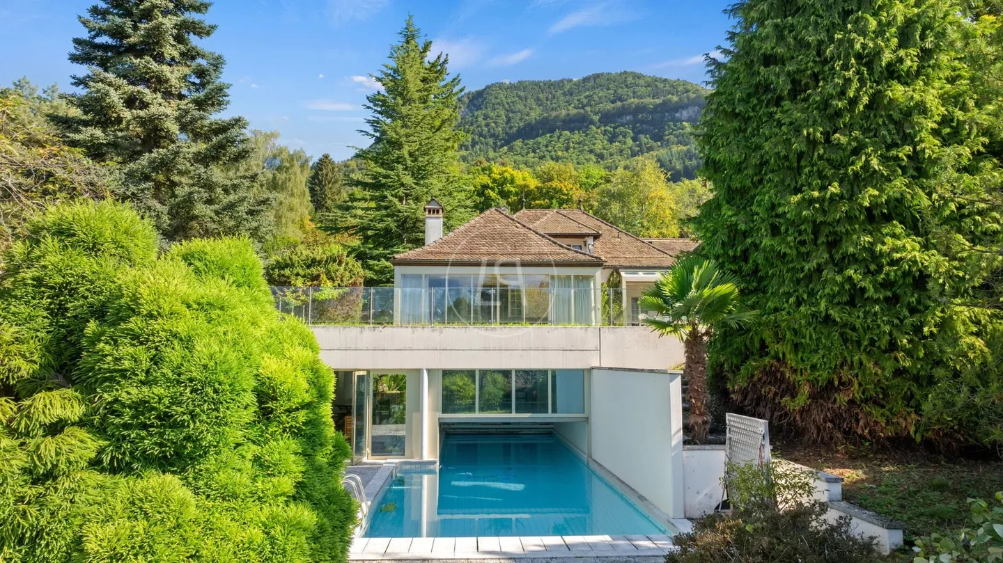 Propriété charmante à rénover, vue et piscine intérieure à St-Légier - Photo 1 sur 13