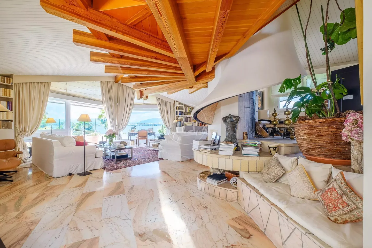 Lakefront Villa with Panoramic Views - Photo 7 of 13