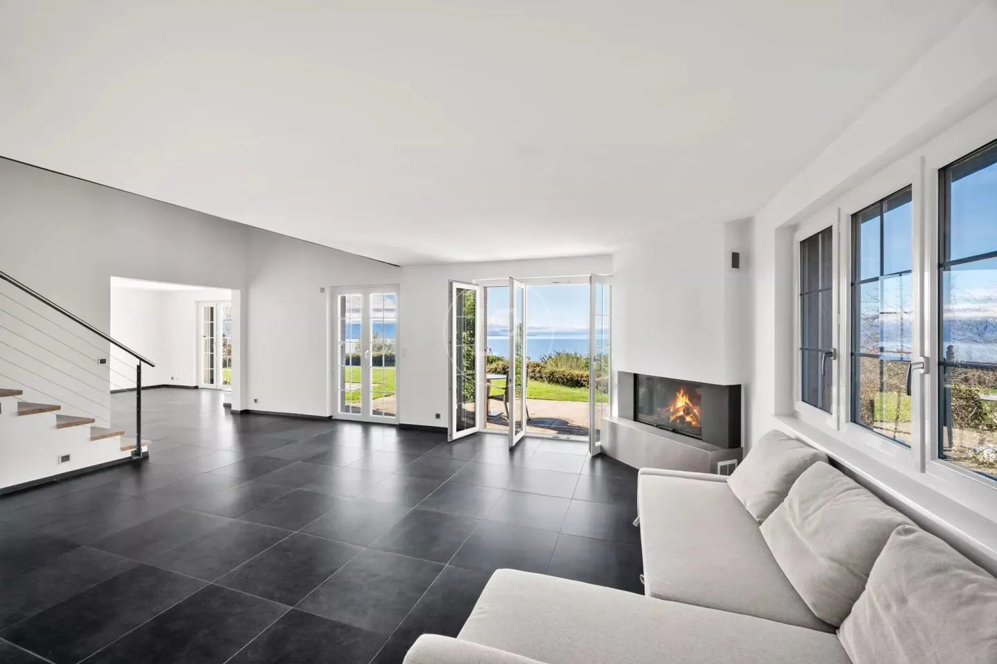Stunning Villa with Lake View - Photo 5 of 13