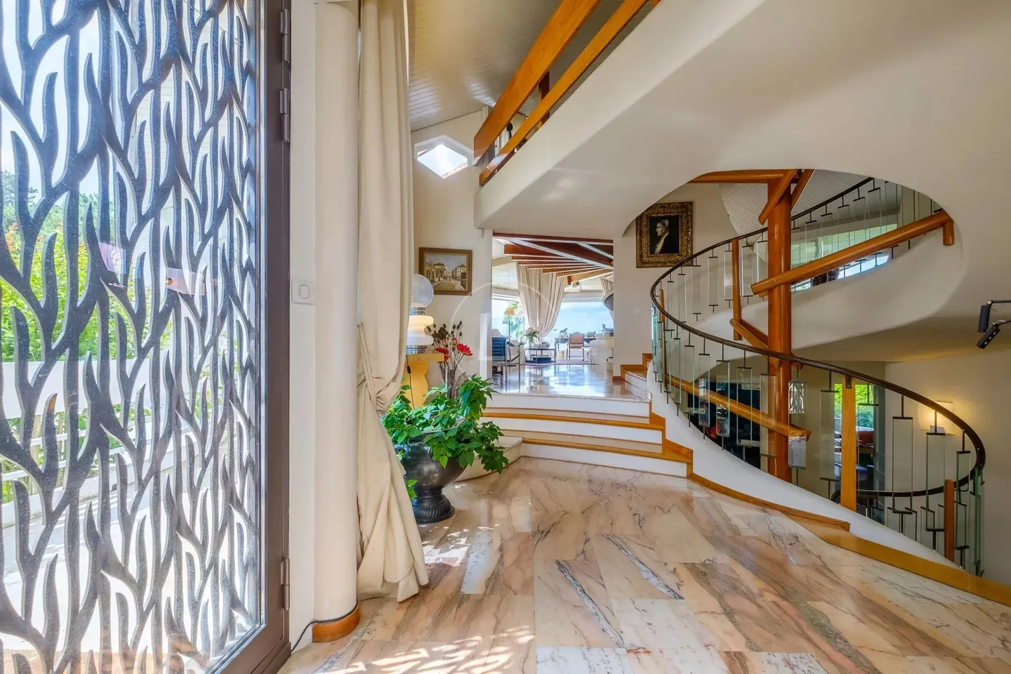 Lakefront Villa with Panoramic Views - Photo 6 of 13