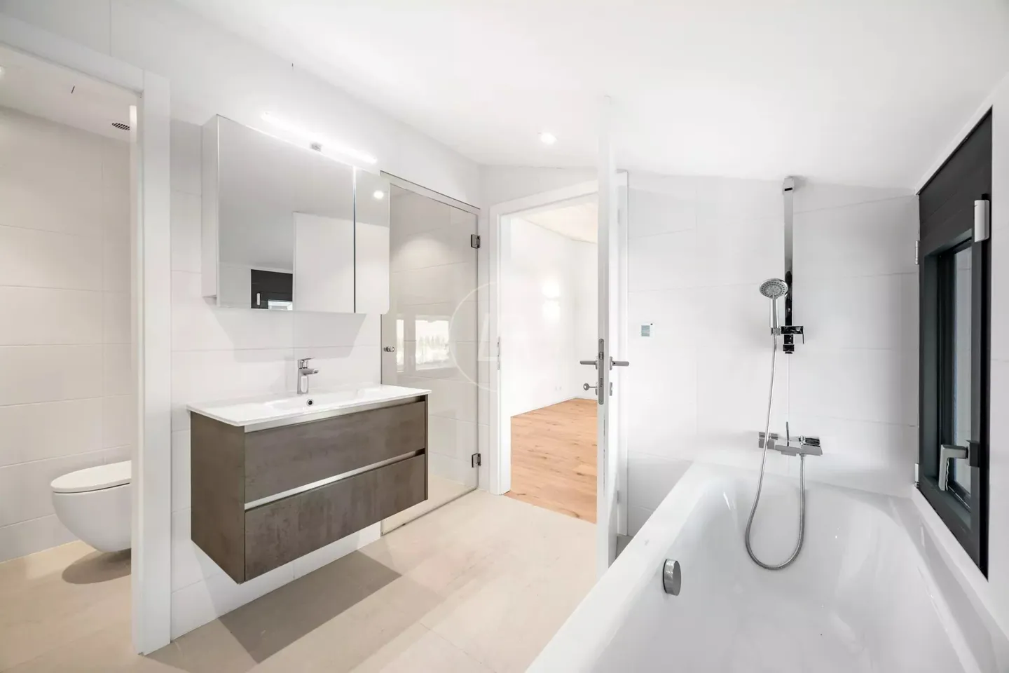 Villa für Autosammler mit SPA und Innenpool - Foto 13 von 13