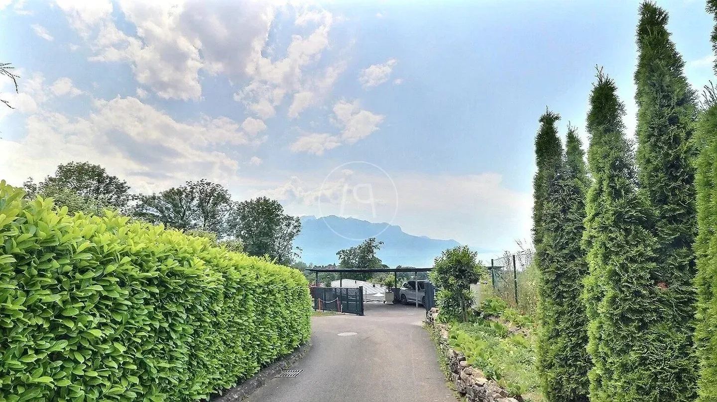 Contemporary Villa with Lake View - Photo 3 of 12