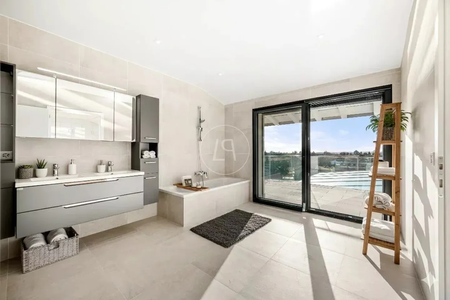 Villa für Autosammler mit SPA und Innenpool - Foto 7 von 13