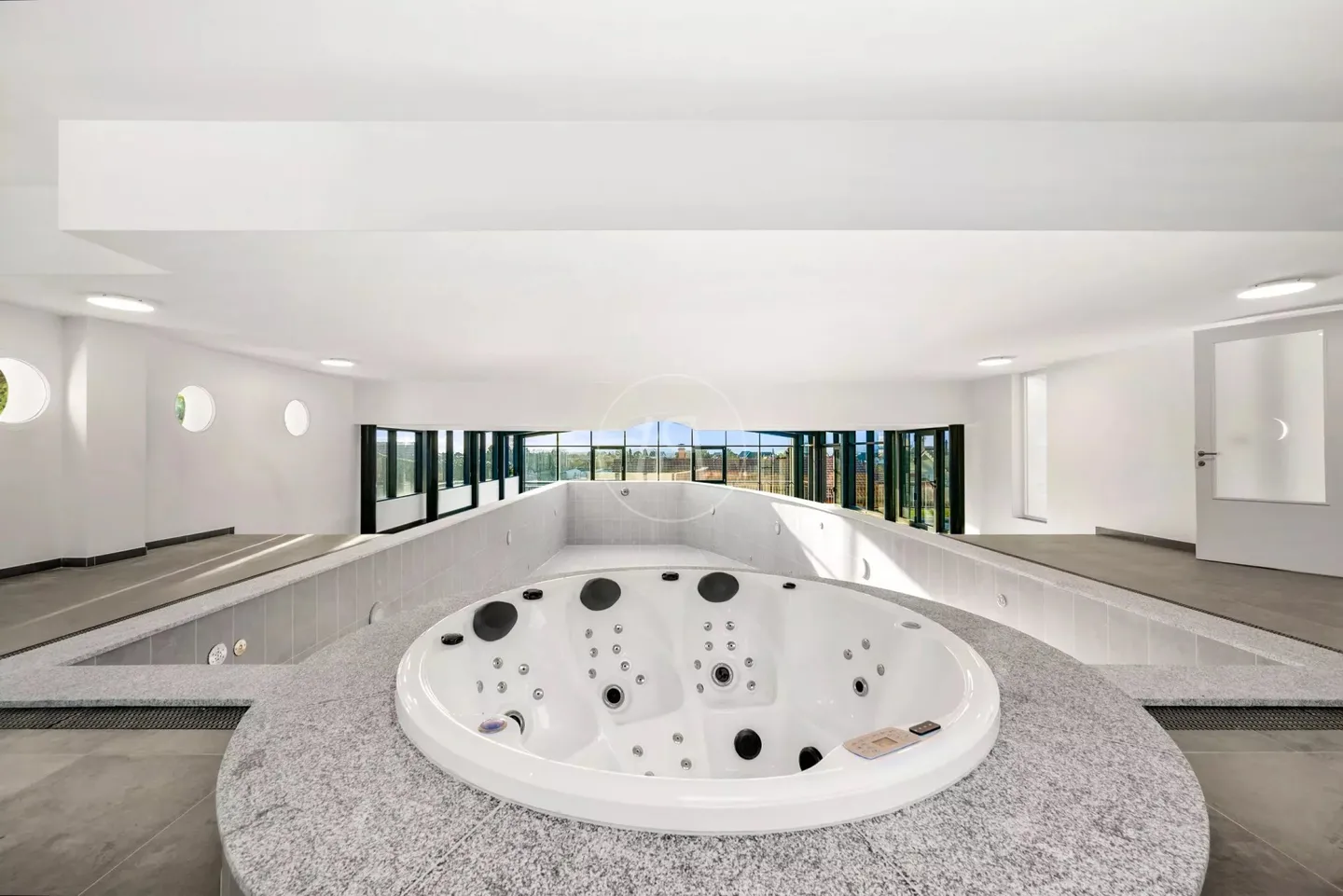 Contemporary Villa with Lake View - Photo 4 of 13
