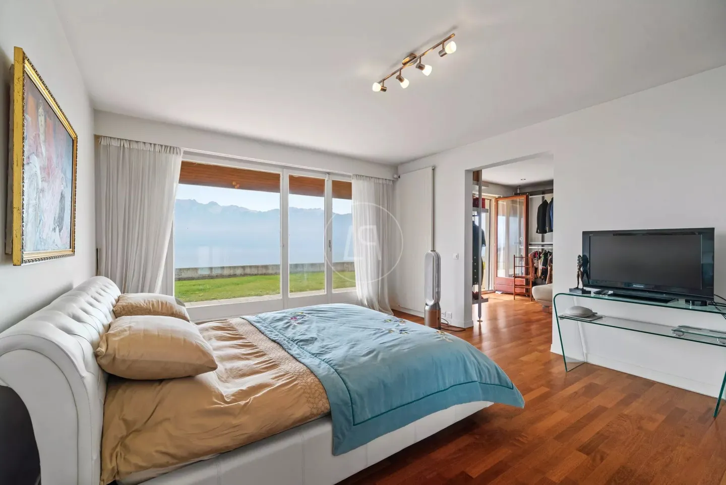 Villa with Spectacular Lake View - Photo 13 of 13