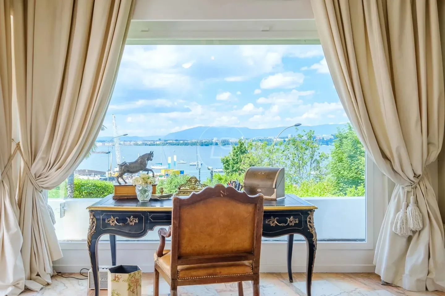 Lakefront Villa with Panoramic Views - Photo 9 of 13