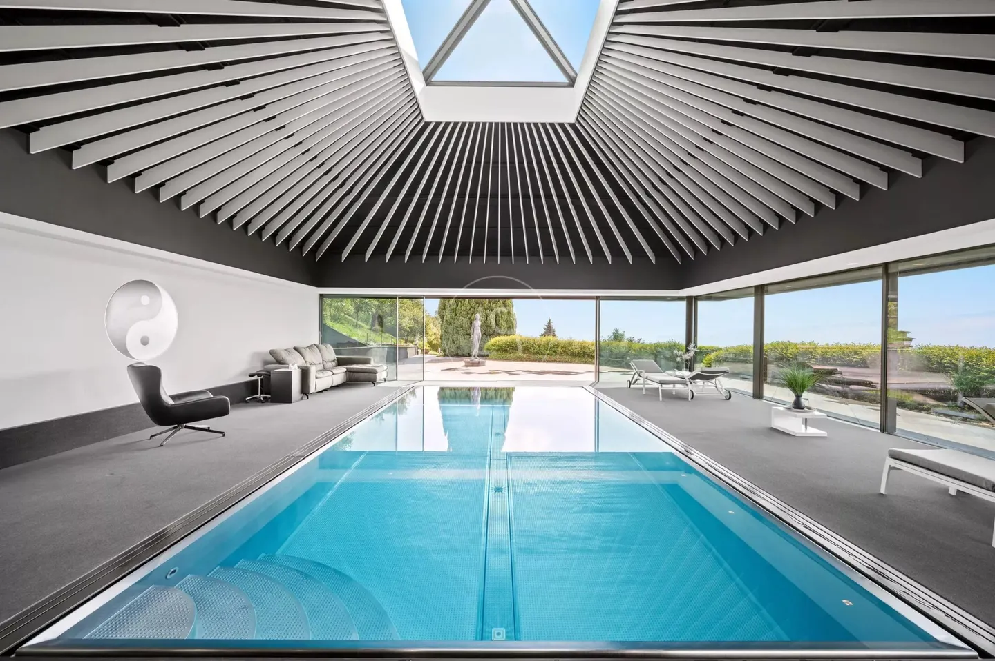 Superbe propriété avec vue sur le lac et piscine intérieure à Givrins - Photo 8 sur 13