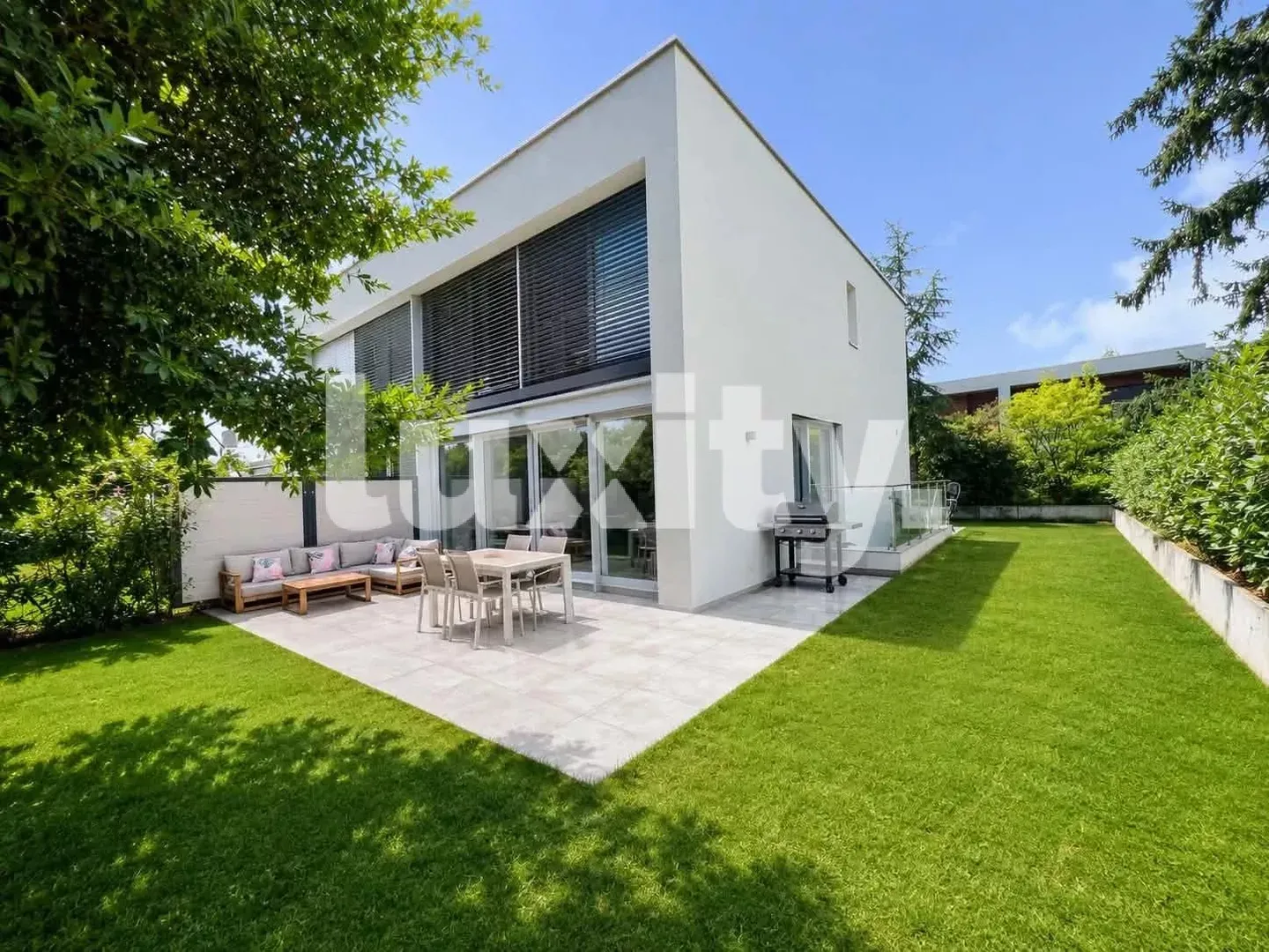 Maison familiale contemporaine avec grand jardin - Photo 1 sur 3