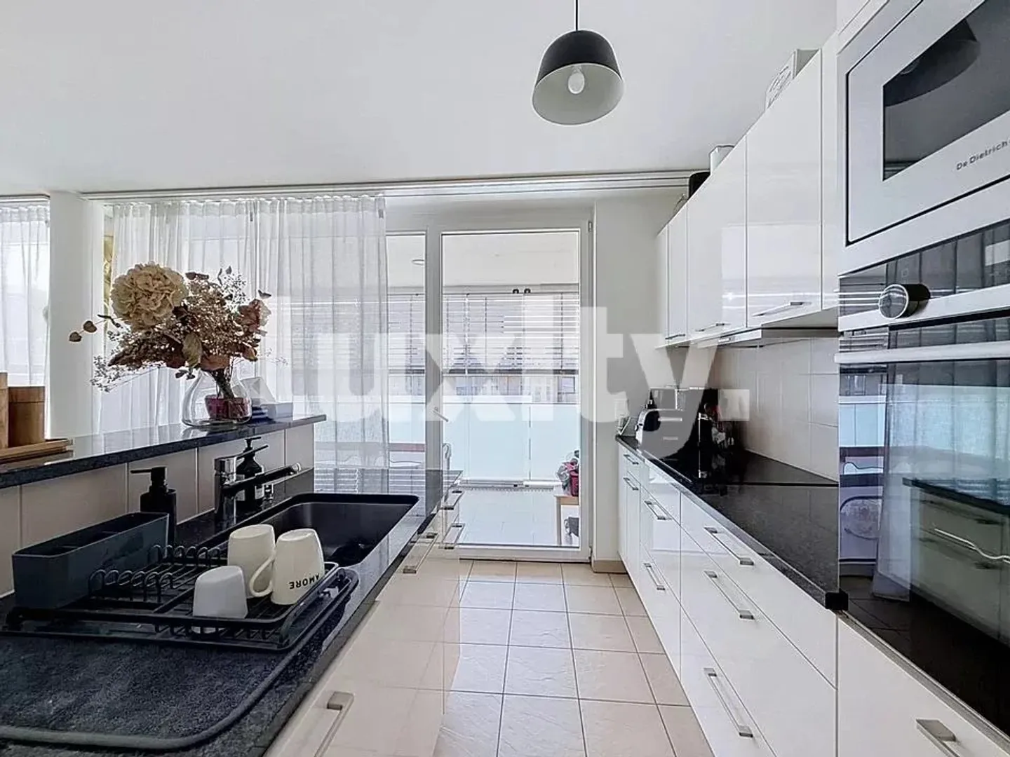 Superb contemporary 4.5 room apartment for rent – Nyon city center - Photo 1 of 8