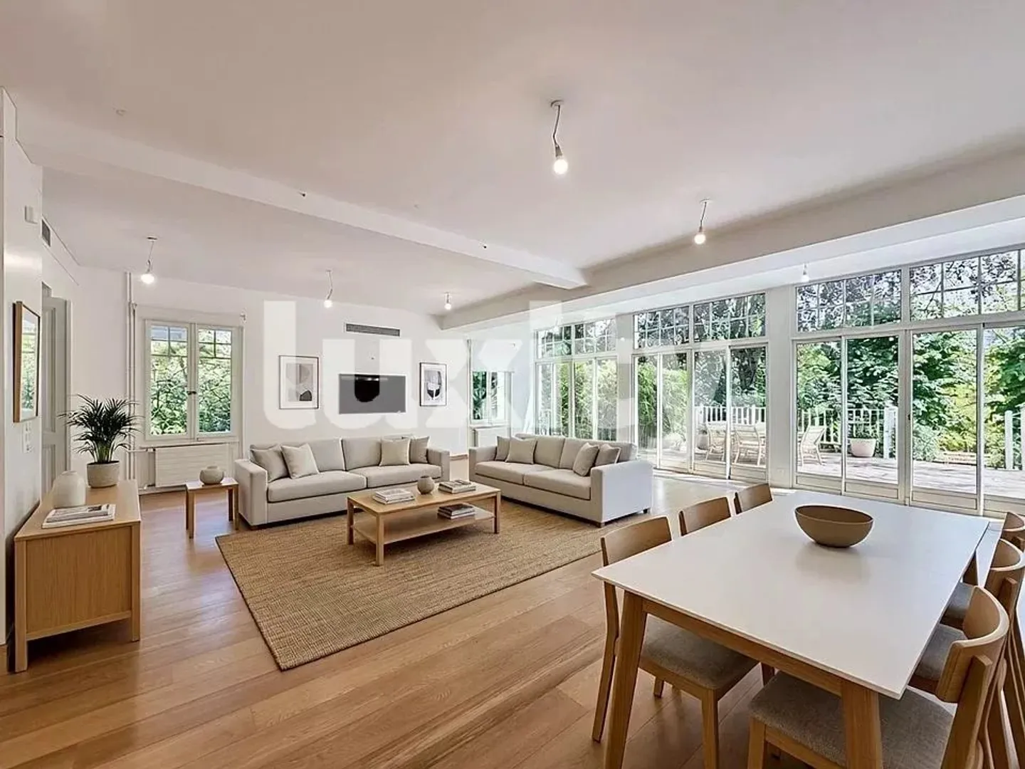 Elegance, volumes and discretion in a privileged environment - Photo 2 of 3
