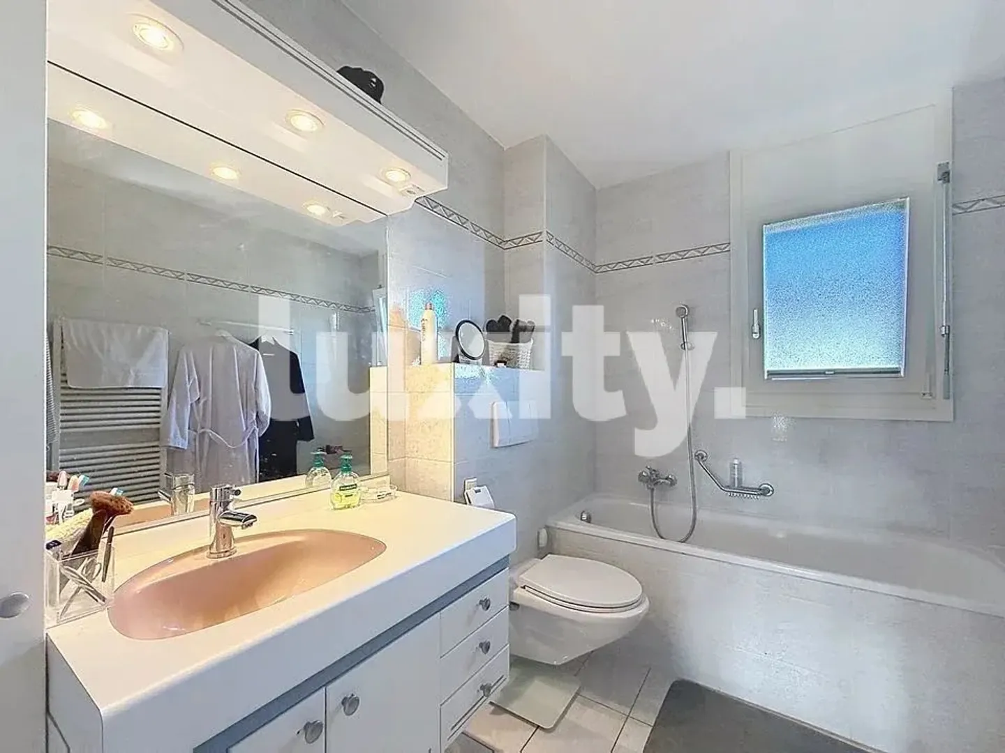 GLAND – A BRIGHT APARTMENT WITH A LARGE BALCONY AND MOUNTAIN VIEW - Photo 8 of 8