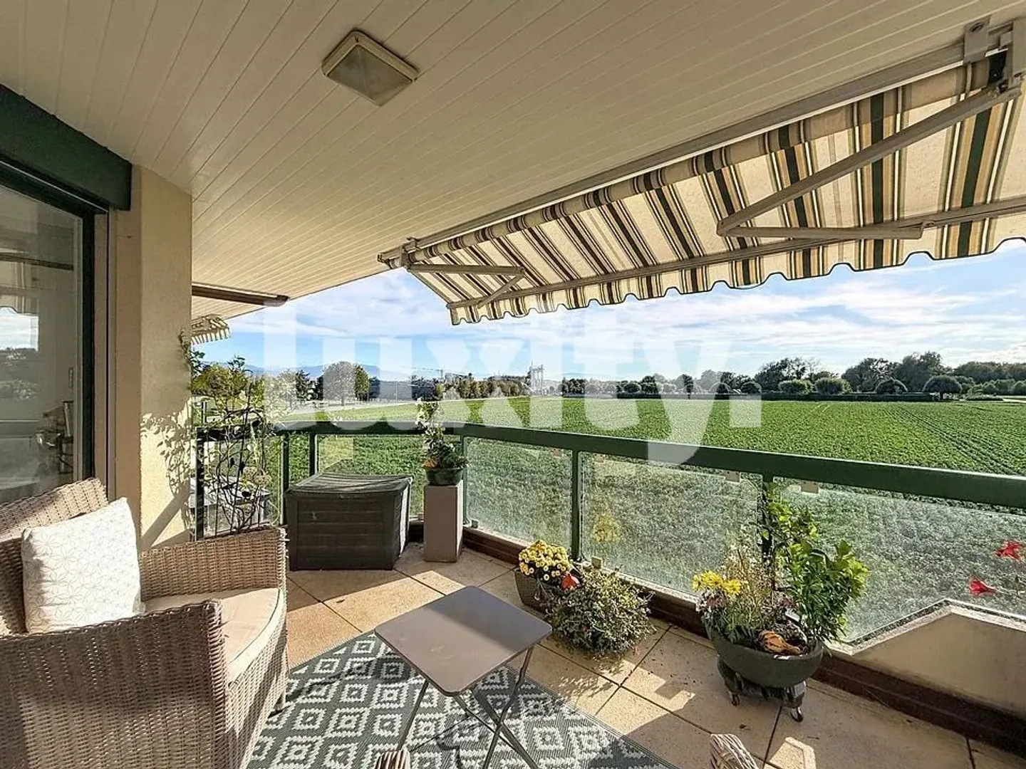 GLAND – A BRIGHT APARTMENT WITH A LARGE BALCONY AND MOUNTAIN VIEW - Photo 1 of 8