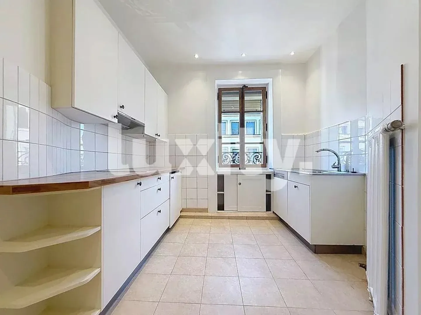 Superb Haussmann-style apartment - Photo 3 of 7