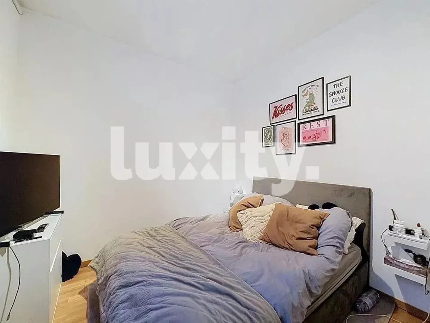 Superbe appartement place du bourg de four - Photo 2 of 2