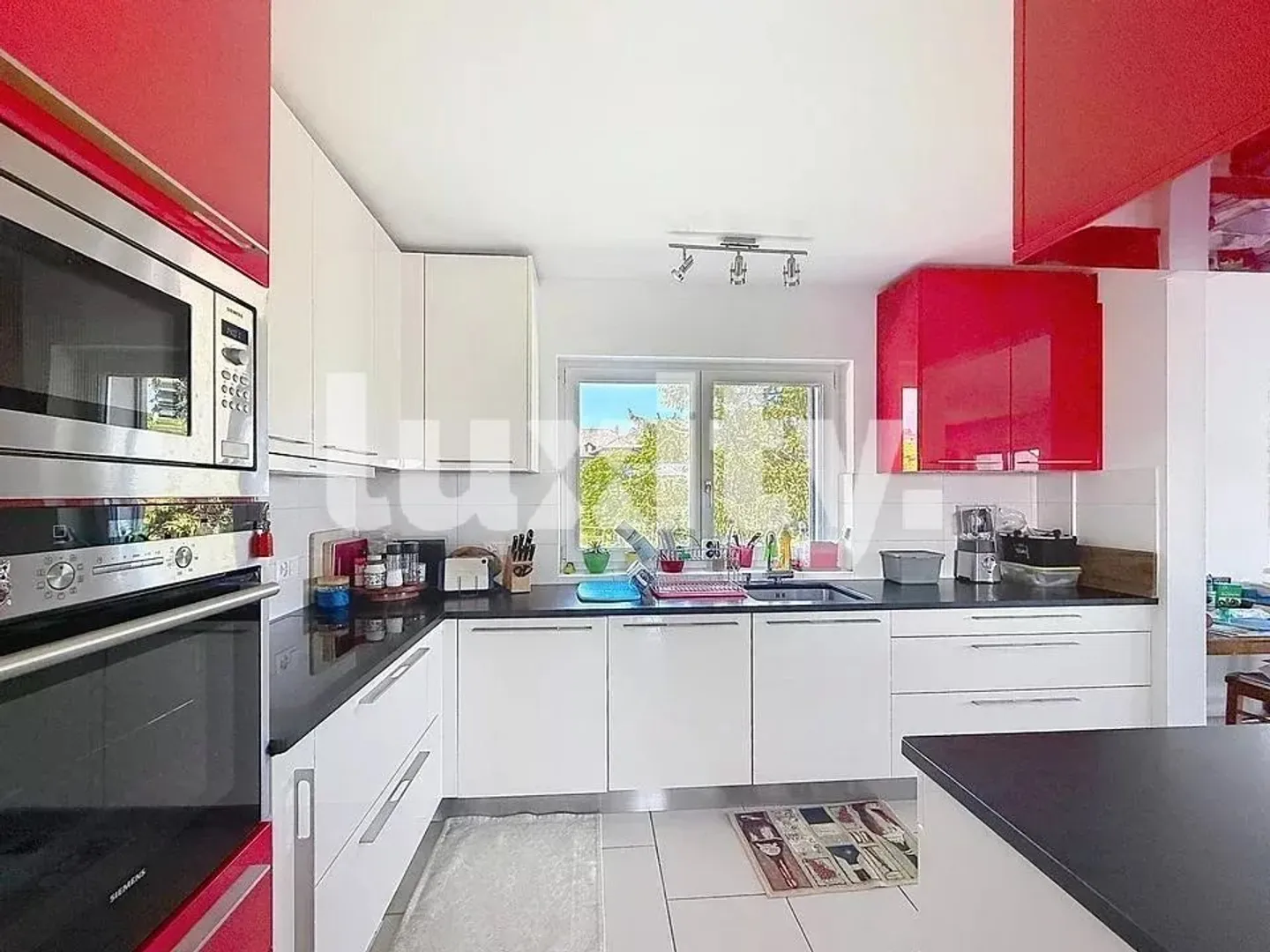 Beautiful villa apartment – generous volumes and a privileged setting - Foto 2 von 8