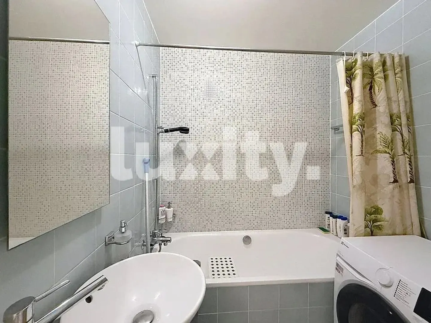 VERSOIX – SUPERB FURNISHED 4-ROOM APARTMENT OF 80 M², BRIGHT AND QUIET, 5 MINUTES FROM THE TRAIN STATION! - Photo 5 of 8