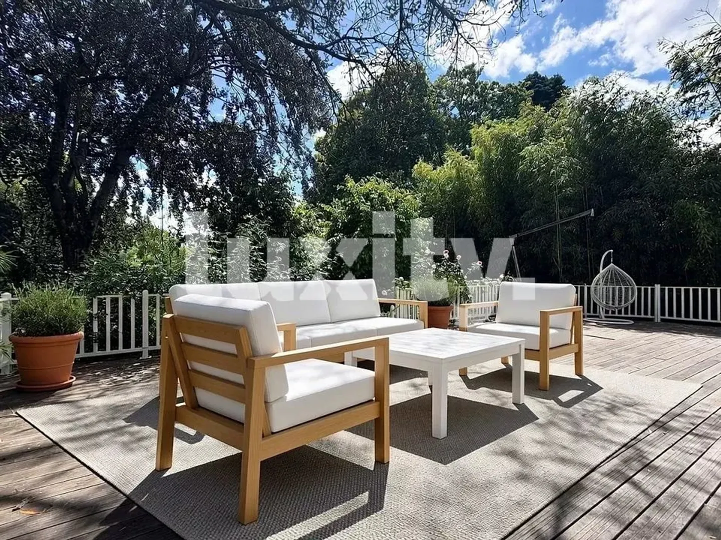 Elegance, volumes and discretion in a privileged environment - Photo 1 of 3